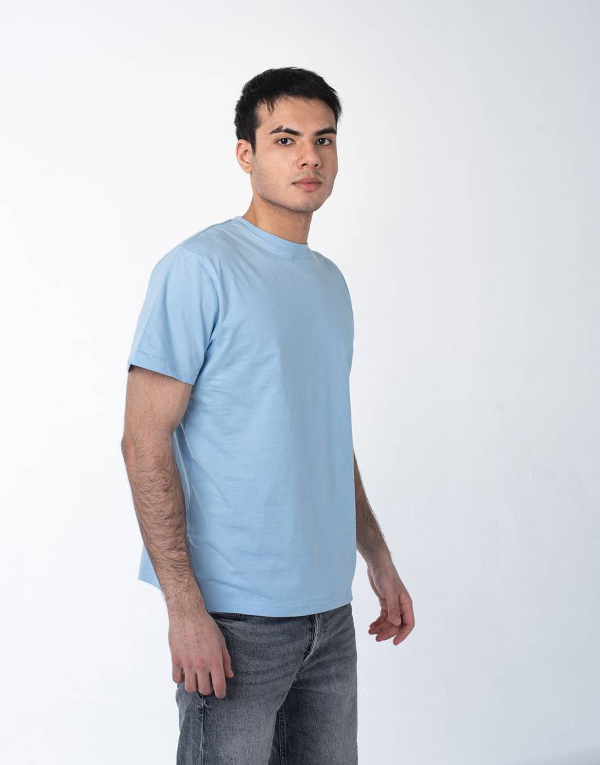 Светло-голубая мужская футболка оптом
